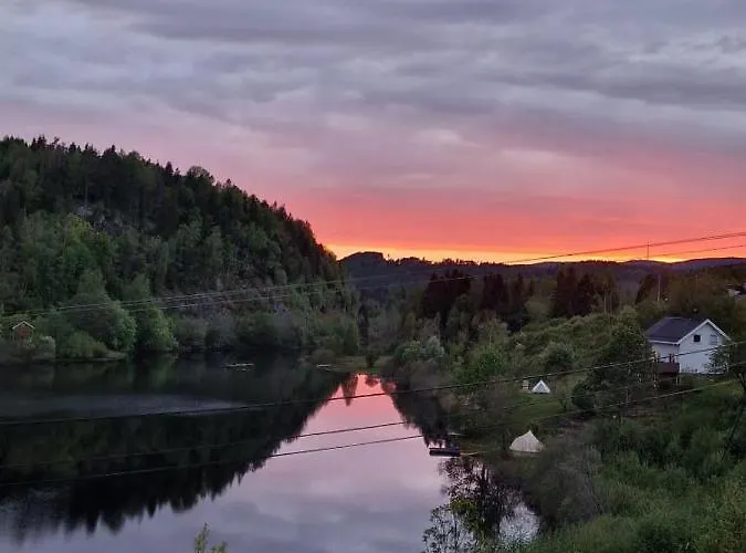 Glamping On Idyllic Lake, Paddle Boards & Rowboat
