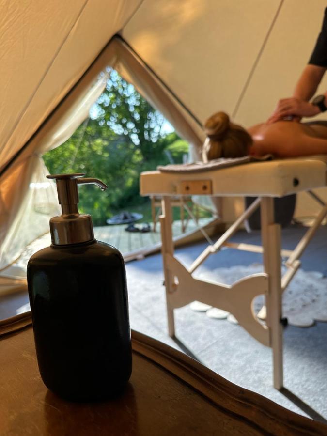 Luxury tent Glamping On Idyllic Lake, Paddle Boards & Rowboat *