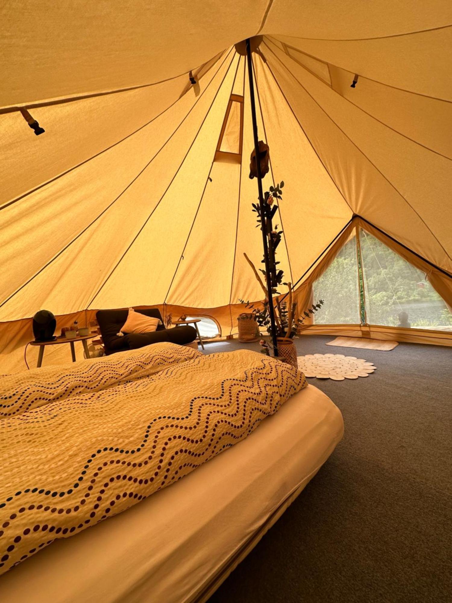 Glamping On Idyllic Lake, Paddle Boards & Rowboat Luxuszelt