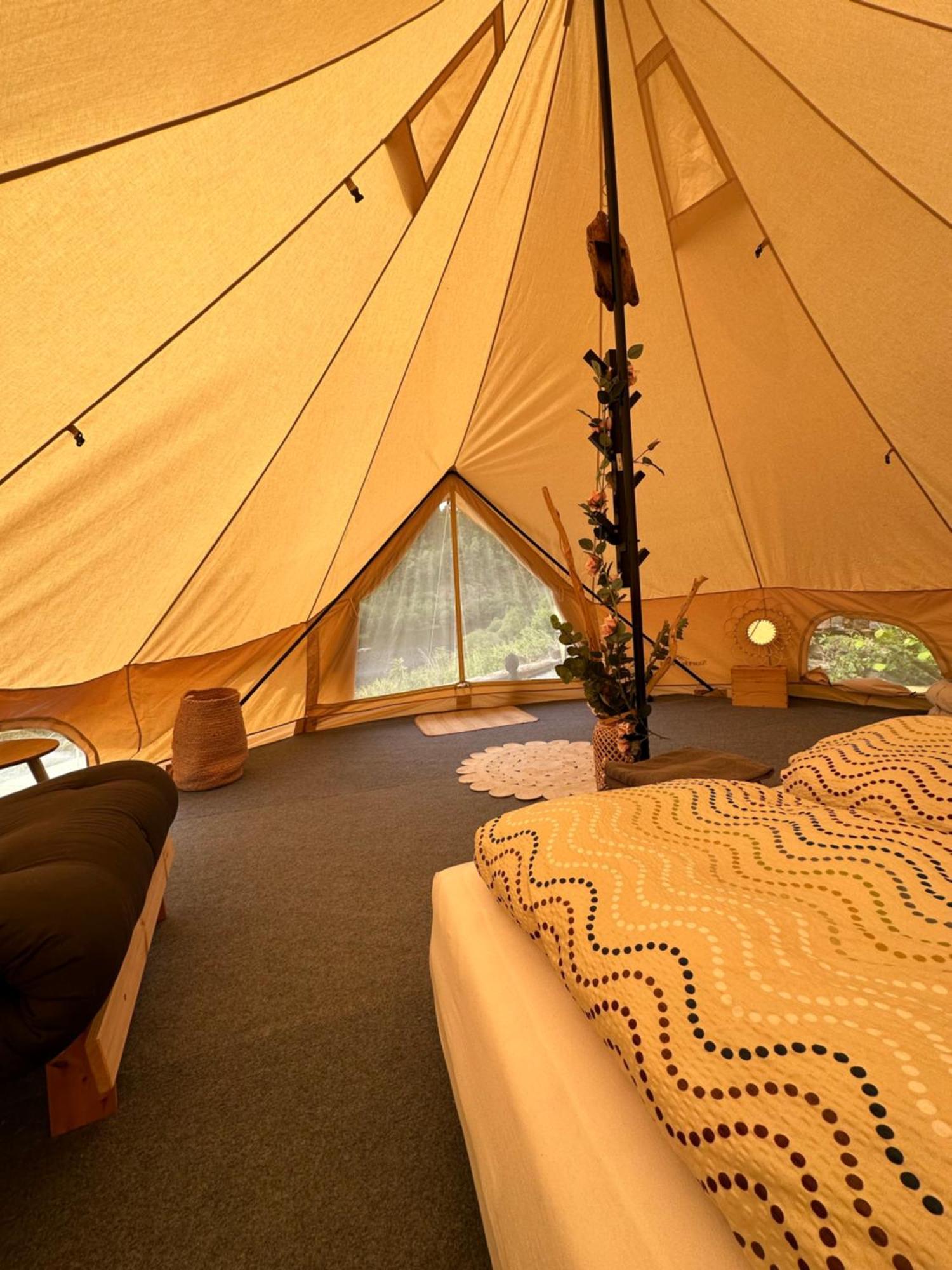 Luxury tent Glamping On Idyllic Lake, Paddle Boards & Rowboat