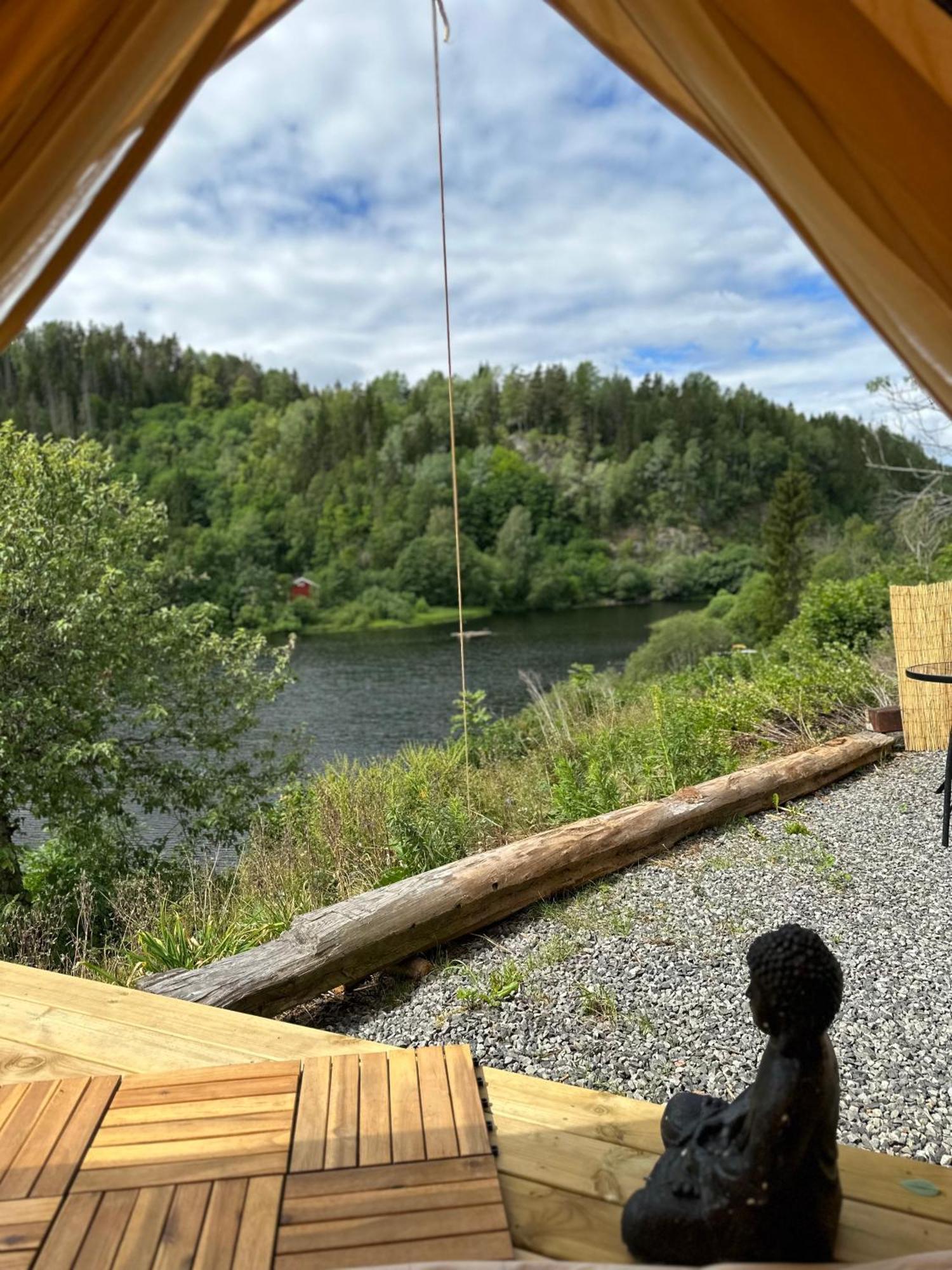 Glamping On Idyllic Lake, Paddle Boards & Rowboat Luxury tent *