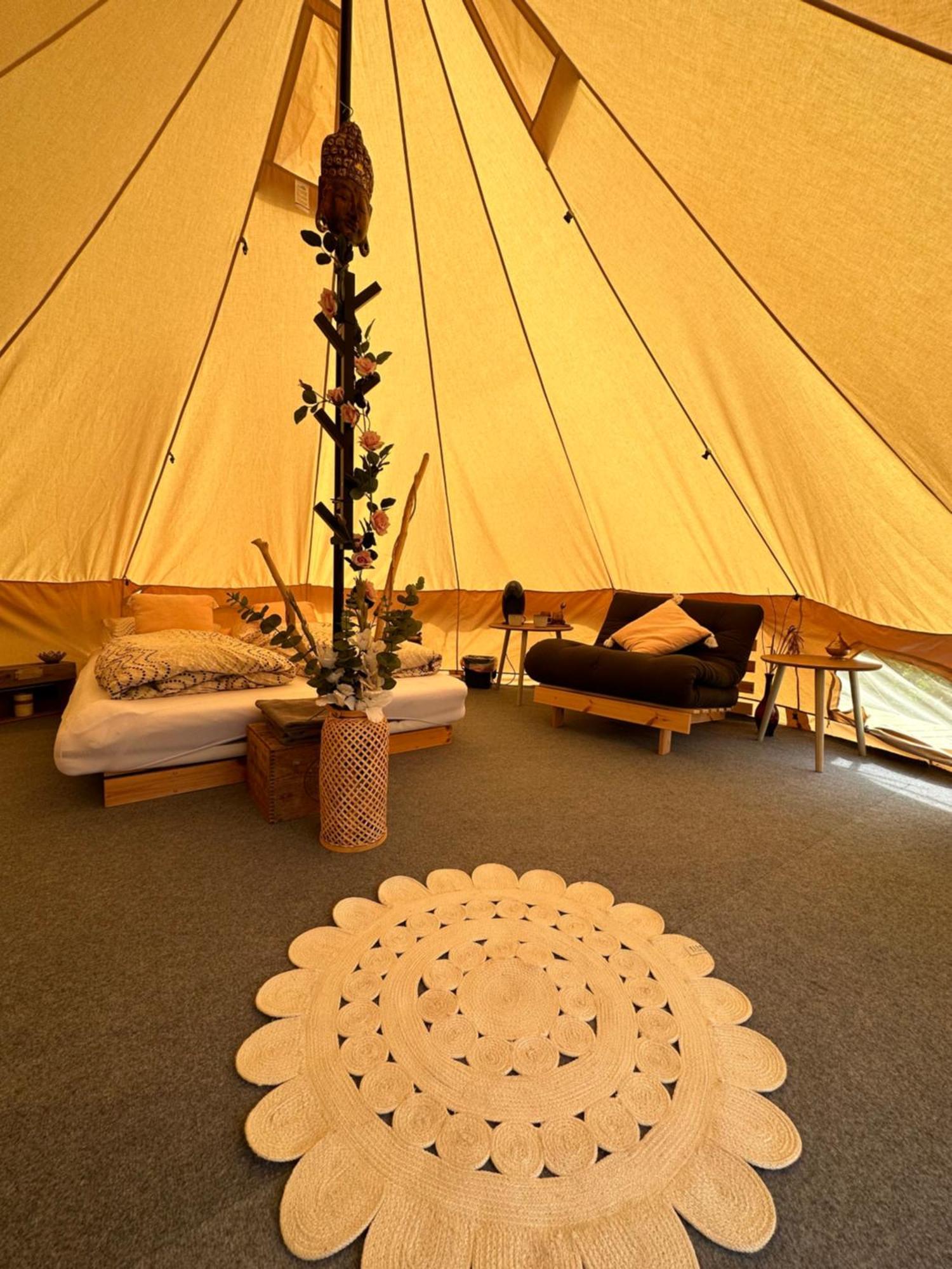 Luxury tent Glamping On Idyllic Lake, Paddle Boards & Rowboat